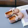Sapatos quadrados para meninas, novidade primavera e outono 2026, estilo coreano, sapatos de boneca princesa com laço de pérola, mocassins de sola macia antiderrapantes