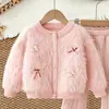 Conjunto de Suéter para Niña Otoño Invierno Nuevo Estilo Coreano Niña Pequeña Color Sólido Cardigan Esponjoso con Lazo Pantalones de Punto Conjunto de Dos Piezas