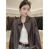 Chaqueta corta de cuero de alta gama con cuello mao, nueva colección otoño 2026 para mujer, corte holgado, efecto adelgazante, versátil y con estilo biker