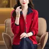 26 Cardigã de tricô com blocos de cor da moda e bordado, novo estilo outono/inverno, modelagem solta, elegante e versátil, casaco suéter para mulheres