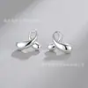 2026 Novo Modelo Brincos de Argola de Cobre Dourado Torcido em Forma de Gota Ecológicos de Alta Qualidade Design de Nicho Brincos Simples e Compactos