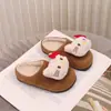 Pantuflas Peludas Lindas de Hello Kitty para Niñas para Usar al Aire Libre Otoño/Invierno 2025 Nuevas Zapatillas de Algodón Antideslizantes de Suela Gruesa de Punta Abierta Tendencia
