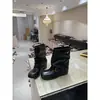 Primeiro Encontro Temporada Estilo Europeu e Americano Salto Grosso Fivela de Cinto Versátil Botas Franzidas para Mulheres Outono 2026 Novo Couro Macio Botas Curtas Plissadas