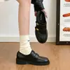 Mocassins marrons retrô com tira de velcro e salto grosso para mulheres, nova coleção de outono 2026, versáteis e adequados para o trabalho, sapatos pequenos de couro estilo britânico