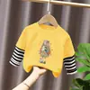 Top de estilo patchwork de dos piezas falsas, moderno y a la moda, para niñas, camiseta de manga larga a rayas de algodón puro con dibujos animados