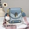 Mini Bolsa Pequena Feminina 2025 Nova Bolsa para Celular Casual e Mais Fácil de Combinar Bolsa Pequena de Ombro e de Mão Feminina com Boneca