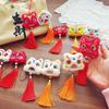 Pingente de borla de dança de leão de pelúcia estilo chinês para boneca pequena do zodíaco chinês para decoração de carro de boneca festiva de leão tigre feliz
