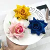 Rosas de terciopelo artificiales de cuatro esquinas de colores Decoración de cabeza de coche de boda DIY Adorno pequeño Decoración de caja de regalo Flores artificiales