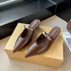 Sandálias de dedo Baotou com salto plataforma bico fino saia sandálias para menina sapatos únicos aumento de altura oculto novo metal francês 2025