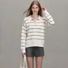 Suéter de punto suave y cómodo a rayas, estilo retro, corte relajado, cuello polo para mujer, perfecto para principios de otoño, con un ajuste holgado y diseño versátil de cuello en V
