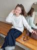 Camiseta Blanca Elegante de Manga Larga para Niñas Camisa Base Holgada para Niños Top Interior para Niños Grandes Nuevo Estilo Primavera y Otoño 2025