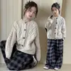 Conjunto de suéter de punto trenzado para niña, estilo primavera/otoño, nueva colección 2026, para niños mayores, con un look relajado y elegante, con un conjunto de dos piezas que incluye pantalones de cuadros