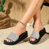 Sandálias de salto plataforma cruzado para mulheres, com arrasto de verão, imitação de diamante, pedal conveniente, cabeça redonda, muffin, cor sólida, atacado transfronteiriço