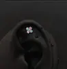 Brinco de pino de titânio com flor cruzada azul e rosa transfronteiriço para homens, brincos versáteis deslumbrantes com pingente de estrela para mulheres