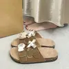 Zapatos de exterior para mujer estilo Birkenstock de dibujos animados lindos, modernos y a la moda, con suelas suaves, antideslizantes, apilables, de suela gruesa, de doble uso, medias pantuflas de punta cerrada para mujer