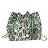 Bolsa Balde Leopardo Retrô Europeia e Americana Feminina 2024 Bolsas Transfronteiriças da Moda Corrente Fashion Combina com Tudo Ombro Plissada Transversal