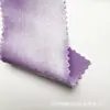 Tejido de satén elástico, grueso y brillante con una caída suave, que presenta un efecto reluciente de seda artificial, adecuado para disfraces de baile y ropa formal.
