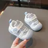 Zapatos para caminar para bebé con suelas blandas, malla transpirable, cierre de velcro, diseño de dibujos animados, adecuados para niños y niñas de 1 a 3 años, zapatillas de otoño