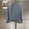 Top de mezclilla lavado con diseño de hebilla acanalada de metal, correa para el hombro, chaqueta corta, nuevo clásico de otoño 2026