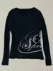 Top de manga larga con un solo hombro descubierto, corte holgado Y2K oscuro, con estampado de líneas plateadas abstractas, camiseta de manga larga para mujer