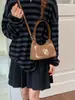 Bolsa vintage estilo japonês para axila feminina, nova coleção 2026, design de alta qualidade, adequada para o dia a dia, com detalhes bordados, bolsa de ombro versátil, bolsa transversal moderna