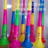 Líderes de torcida gritam e torcem grandes barracas telescópicas de três chifres vendendo brinquedos vuvuzela outlet de fábrica de bife