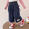 Calça Jeans Patchwork de Renda com Laço Estilo Coreano para Meninas 2026 Nova Moda Infantil Calça Estilosa de Perna Larga para Meninas