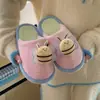 Adorable Abejita Moda Baotou Zapatos Peludos para Hombres y Mujeres en Otoño e Invierno Cómodos Suela Suave Parejas Nuevas Pantuflas de Algodón