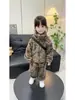 Conjunto de forro polar con estampado de leopardo para niñas, nuevo estilo otoño/invierno, conjunto de dos piezas engrosado y cálido para niños, ropa exterior y de estar a la moda para bebés