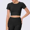 Camiseta de yoga feminina de manga curta em spandex, respirável, absorvente de suor, corte justo, comprimento curto, top fitness fresco e de secagem rápida