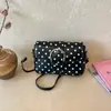 Nova bolsa de textura retrô versátil casual bolsa de ombro único feminina estilo coreano popular temperamento moderno bolsa transversal de bolinhas