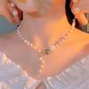 Nuevo collar de perlas de nicho de alta gama para mujer, elegante cadena de clavícula francesa, diseño ligero y lujoso, elegante cadena de cuello de hada.