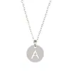 Venta caliente transfronteriza collar con letra de acero de titanio colgante redondo 26 mayúsculas en inglés collar de joyería pulida al por mayor