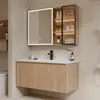 Conjunto de gabinete de banheiro em alumínio alveolar espessado na cor de madeira natural, incluindo uma pia integrada de cerâmica e unidade de vaidade