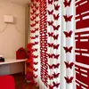 La habitación de bodas está dispuesta para hombres y mujeres, el dormitorio principal, la sala de estar, el hotel, la casa nueva, la cortina, la flor, el traje, los adornos colgantes con el carácter de 'feliz' largo
