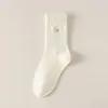 Meias femininas de cano médio, novo estilo, coleção outono e inverno, com fofos designs de renda de coração e bolhas, adequadas para primavera e outono, e projetadas para absorver o suor, perfeitas para meninas jovens