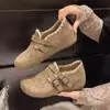 Tamancos retrô marrons de sola grossa estilo Birkenstock para mulheres, novo modelo de primavera 2026, com fivela, para uso externo, sapatos fechados que aumentam a altura