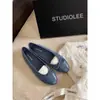 Encontre Estoque de Fábrica Online! Sapatos Clássicos Estilo Commuter com Bico Redondo Pequeno, Laço e Sola Rasteira Inspirada na Chanel, Mesmo Modelo da Mãe da Grape