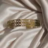 Pulsera Minimalista de Hip-Hop Personalizada Exclusiva Transfronteriza para Mujer, Hueca Abierta Ajustable de Lujo Ligero Joyería de Acero de Titanio de Gama Alta