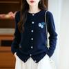 Cárdigan de punto para mujer con cuello redondo 100% lana pura con diseño de jacquard de cerezas pequeñas bordadas Chaqueta suéter nueva de otoño e invierno
