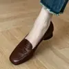 Mocassins de salto baixo, bico quadrado e abertura rasa, oferecendo uma estética retrô, adequados para o trajeto e para uso casual, e proporcionando uma sensação confortável para os pés.. Único sapatos femininos