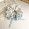Nuevo pasador de pelo tipo scrunchie con rayas florales en tonos azules, elegante y versátil, adecuado para coletas bajas y flequillos de lado.