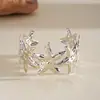 Pulsera Abierta de Metal con Estrella Cruzada Europea y Americana, Pulsera de Moda Estilo Vacaciones en la Playa, Accesorio de Mano Versátil de Gama Alta de Nicho