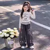 Conjunto Casual de Outono para Meninas 2026 Novo Estilo Crianças Pequenas e Grandes Slim Fit Camiseta de Manga Longa Calça de Moletom com Desenho Calça de Renda de Perna Larga