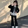 Conjunto de três peças para meninas com top de renda e laço e calça pantalona, um look estiloso e casual para primavera e outono, adequado para crianças de tamanho médio a grande.
