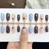 Arte de unha inspirada em galáxia estrelada azul e marrom dos sonhos, apresentando estrelas em degradê pintadas à mão, estilo de conto de fadas e adesivos de unha feitos à mão