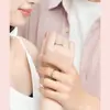 Anillos de Pareja Pequeña Obsesión para Hombres y Mujeres Diseño de Nicho Ins Moda de Lujo Ligero Anillos de Par con Lazo Simple Bandas de Anillo Regalo