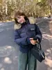 Jaqueta Curta de Inverno Americana para Mulheres 2025 Outono e Inverno Novo Estilo Cintura Afunilada Aparência Emagrecedora 90 Penas de Pato Branco Jaqueta Quente