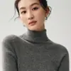 Colección Otoño/Invierno 2026 Baicai Rong: Prenda de Alta Gama, Corte Holgado, Estilo Jersey, Canalé, Suéter de Punto Ajustado con Cuello Alto