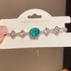Pulsera de Brazalete con Colgante Ovalado de Circonita Super Brillante Pulsera de Temperamento de Lujo Ligero Gama Alta Diseño de Moda de Nicho Joyería de Mano para Mujeres
